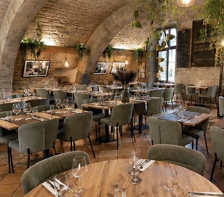 Salle voûtée et tables du restaurant Le Petit Blanc